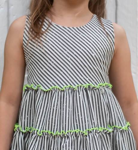 Vestido niña a rayas volantes ribeteado en color lima de Nekenia | Aiana Larocca