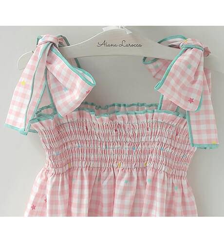 Vestido niña engomado vichy rosa estrellitas &amp; lazos de Mon Petit Bonbon | Aiana Larocca